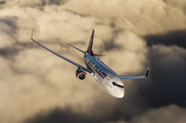 Boeing 737-700 · passenger · burgundy, photograph 4021