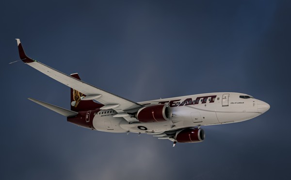Boeing 737-700 · passenger · burgundy, photograph 4022